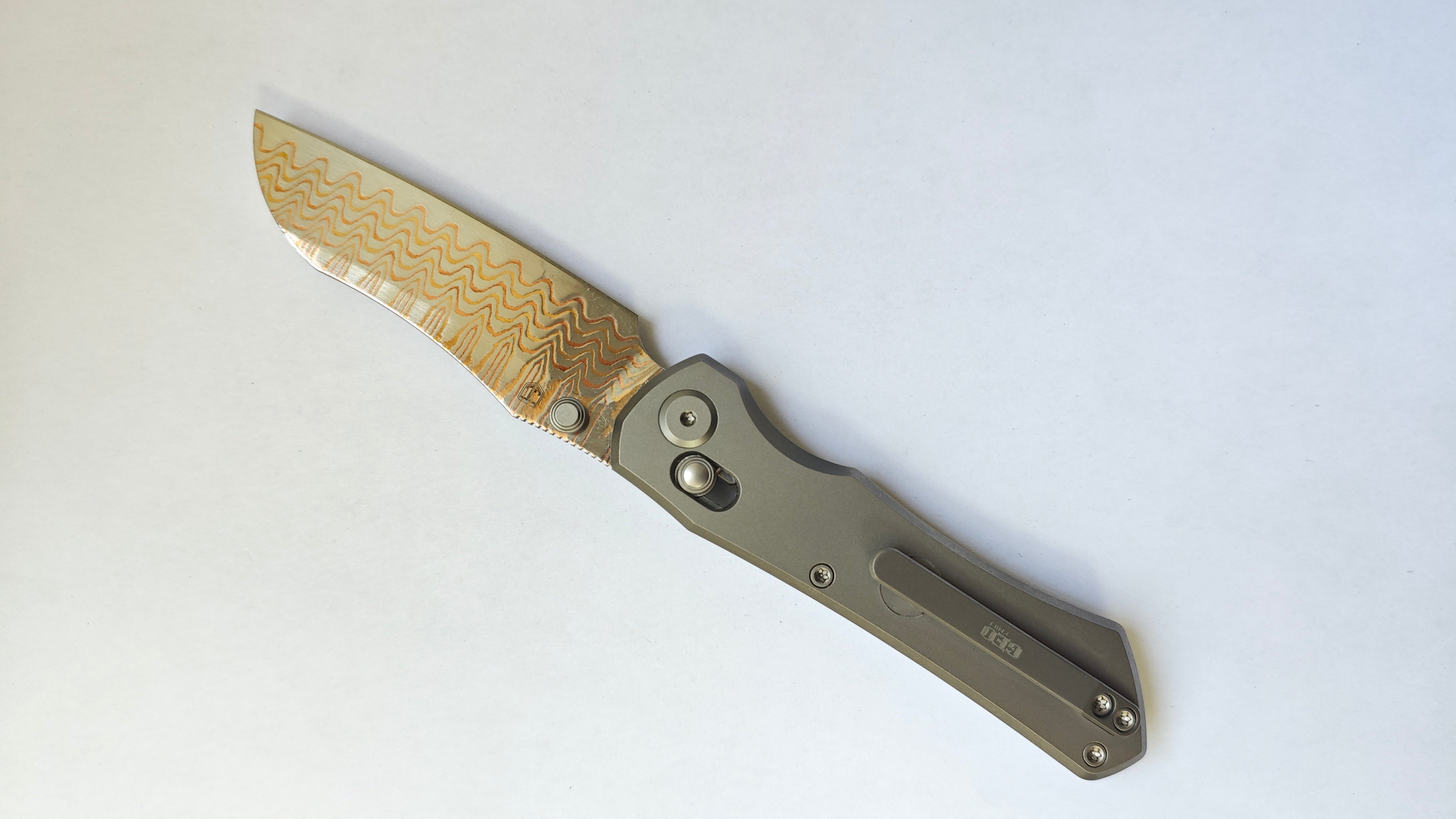 GEO Knife Komodo Axis lock Folding Knife Gray 6AL4V Titanium Handle 3.1" Damascus Steel & Copper Blade（10Cr15CoMoV) GEO2509A